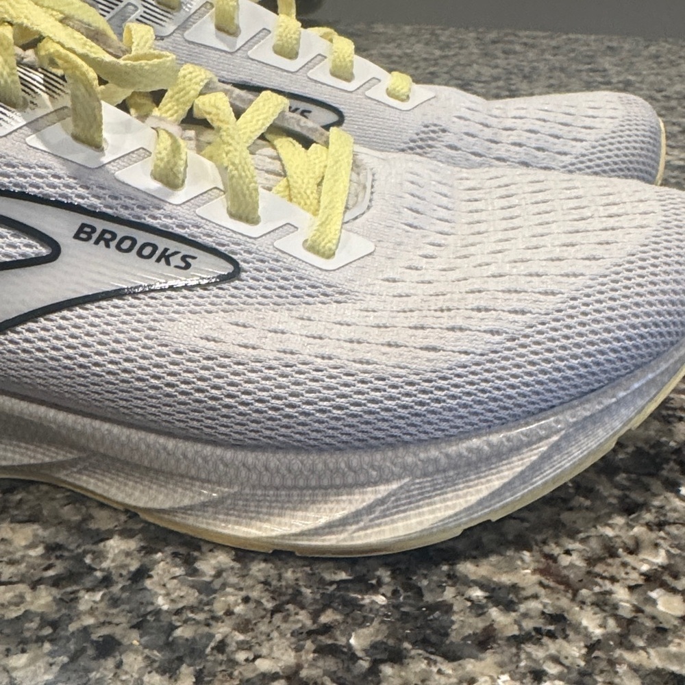 Women’s Size 9.5 Brooks White & Yellow Athletic Shoes - Picture 9 of 16